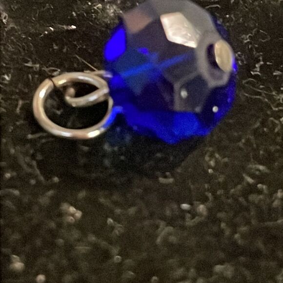 0.5” silver tone jump hoop w/blue sapphire colored bead charm/pendant - Picture 6 of 9